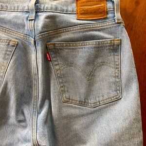 Levi’s women light denim 501 S skinny crop Great condition. Size 28